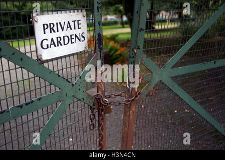 Des jardins privés panneau d'avertissement et la chaîne cadenassée gates Banque D'Images