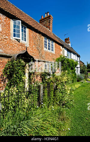 Vieux chalets dans le village de Steeple Ashton dans le Wiltshire, Royaume-Uni. Banque D'Images