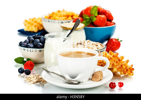 Petit-déjeuner sain - yaourt, café, de muesli et de fruits rouges Banque D'Images