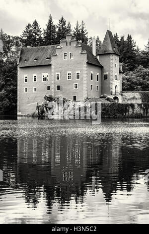 Cervena Lhota est un très beau château en République tchèque. Il est situé au milieu d'un lac sur une île rocheuse. Destination de voyage. Banque D'Images