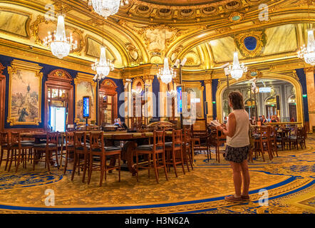 Les visiteurs dans l'intérieur de la salle europe salle casino de Monte Carlo, Monaco Banque D'Images