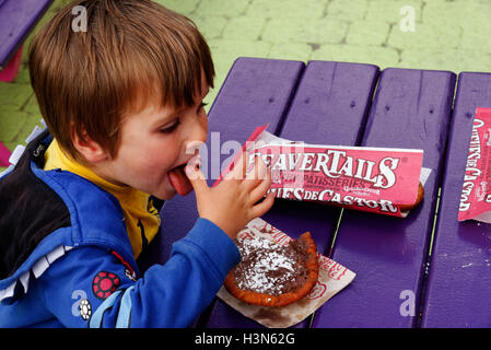 Un jeune garçon (4 ans), de Queues de manger une délicatesse pâtisserie canadienne Banque D'Images