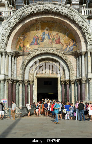 Les touristes en face de l'entrée de la basilique Saint-Marc de Venise en Italie. Banque D'Images