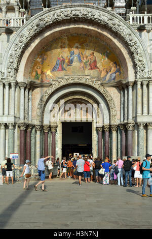 Les touristes en face de l'entrée de la basilique Saint-Marc de Venise en Italie. Banque D'Images