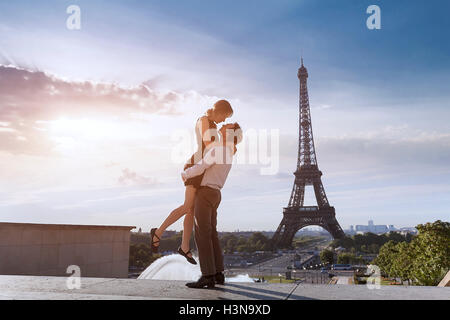 Cheerful couple romantique au Trocadéro près de la tour Eiffel Banque D'Images