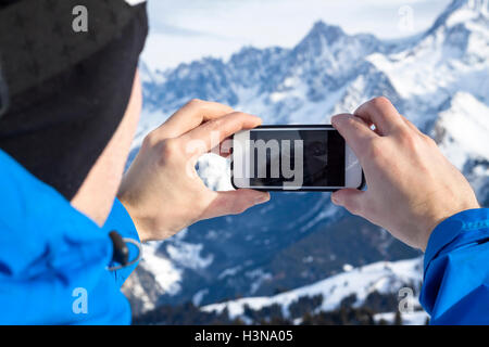 Des photos de skieur avec smartphone dans les mains Banque D'Images