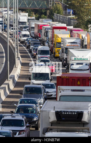 L'autoroute M1, le Northamptonshire, 10 octobre 2016. Violente Collision entre la sortie 16 Nord et 17 ce matin à l'origine de l'autoroute jusqu'à être fermé, la circulation a été très lent toute la journée et la forte congestion tard cet après-midi pour le trafic de banlieue en direction du nord. Credit : Keith J Smith./Alamy Live News Banque D'Images