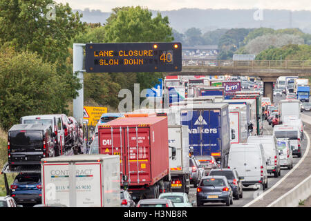 L'autoroute M1, le Northamptonshire, 10 octobre 2016. Violente Collision entre la sortie 16 Nord et 17 ce matin à l'origine de l'autoroute jusqu'à être fermé, la circulation a été très lent toute la journée et la forte congestion tard cet après-midi pour le trafic de banlieue en direction du nord. Credit : Keith J Smith./Alamy Live News Banque D'Images