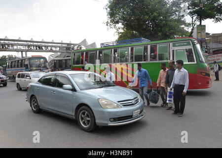 Dhaka, Bangladesh. 10 octobre, 2016. Peuple bangladais traversent la route illégalement à Dhaka, Bangladesh, le 10 octobre 2016. En dépit d'avoir pied sur les ponts sont illégalement traverser la route qui peut causer de graves dommages à l'accident et de leur vie. Mamunur Rashid/crédit : Alamy Live News Banque D'Images