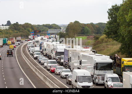 L'autoroute M1, le Northamptonshire, 10 octobre 2016. Violente Collision entre la sortie 16 Nord et 17 ce matin à l'origine de l'autoroute jusqu'à être fermé, la circulation a été très lent toute la journée et la forte congestion tard cet après-midi pour le trafic de banlieue en direction du nord. Credit : Keith J Smith./Alamy Live News Banque D'Images