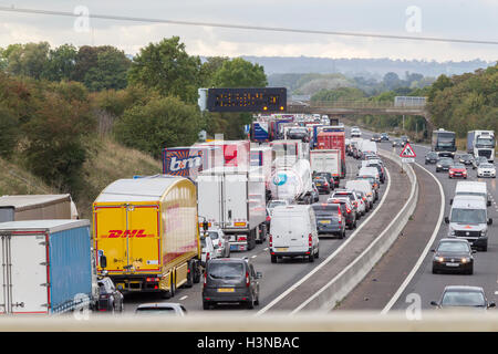 L'autoroute M1, le Northamptonshire, 10 octobre 2016. Violente Collision entre la sortie 16 Nord et 17 ce matin à l'origine de l'autoroute jusqu'à être fermé, la circulation a été très lent toute la journée et la forte congestion tard cet après-midi pour le trafic de banlieue en direction du nord. Credit : Keith J Smith./Alamy Live News Banque D'Images