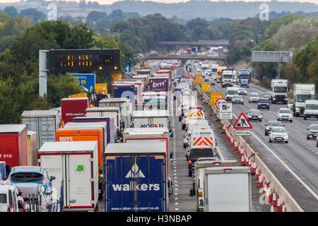 L'autoroute M1, le Northamptonshire, 10 octobre 2016. Violente Collision entre la sortie 16 Nord et 17 ce matin à l'origine de l'autoroute jusqu'à être fermé, la circulation a été très lent toute la journée et la forte congestion tard cet après-midi pour le trafic de banlieue en direction du nord. Credit : Keith J Smith./Alamy Live News Banque D'Images