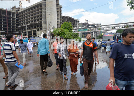 Dhaka, Bangladesh. 10 octobre, 2016. Peuple bangladais traversent la route illégalement à Dhaka, Bangladesh, le 10 octobre 2016. En dépit d'avoir pied sur les ponts sont illégalement traverser la route qui peut causer de graves dommages à l'accident et de leur vie. Mamunur Rashid/crédit : Alamy Live News Banque D'Images