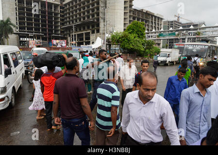 Dhaka, Bangladesh. 10 octobre, 2016. Peuple bangladais traversent la route illégalement à Dhaka, Bangladesh, le 10 octobre 2016. En dépit d'avoir pied sur les ponts sont illégalement traverser la route qui peut causer de graves dommages à l'accident et de leur vie. Mamunur Rashid/crédit : Alamy Live News Banque D'Images