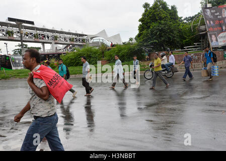 Dhaka, Bangladesh. 10 octobre, 2016. Peuple bangladais traversent la route illégalement à Dhaka, Bangladesh, le 10 octobre 2016. En dépit d'avoir pied sur les ponts sont illégalement traverser la route qui peut causer de graves dommages à l'accident et de leur vie. Mamunur Rashid/crédit : Alamy Live News Banque D'Images