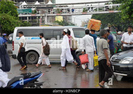 Dhaka, Bangladesh. 10 octobre, 2016. Peuple bangladais traversent la route illégalement à Dhaka, Bangladesh, le 10 octobre 2016. En dépit d'avoir pied sur les ponts sont illégalement traverser la route qui peut causer de graves dommages à l'accident et de leur vie. Mamunur Rashid/crédit : Alamy Live News Banque D'Images