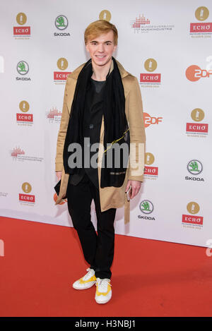 Berlin, Allemagne. 09Th Oct, 2016. Le violoniste Yuri (Rewitsch Catégorie : Jeune violoniste) sur le tapis rouge à l'ECHO Klassik awards 2016 à Berlin, Allemagne, 09 octobre 2016. Photo : Clemens Bilan/dpa/Alamy Live News Banque D'Images