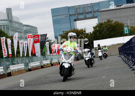 Tokyo, Japon. 10 octobre, 2016. Suzuki motos visiteurs ride pendant le Tokyo Motor Fes 2016 à Odaiba le 10 octobre 2016, Tokyo, Japon. Le festival annuel est l'occasion pour les visiteurs de tous âges à interagir avec les véhicules à moteur depuis le japonais et étrangers d'automobiles. Les organisateurs de cette année mise en place d'un 360 degrés de réalité virtuelle (VR) Dome où les visiteurs peuvent découvrir les sensations de l'équitation à travers la réalité virtuelle. L'exposition est présentée du 8 au 10 octobre. Credit : Rodrigo Reyes Marin/AFLO/Alamy Live News Banque D'Images