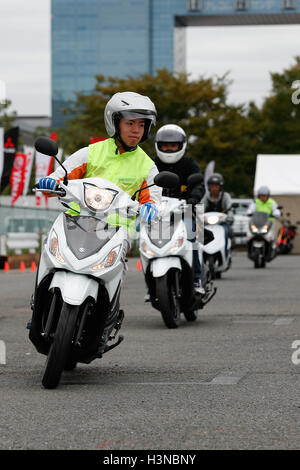 Tokyo, Japon. 10 octobre, 2016. Suzuki motos visiteurs ride pendant le Tokyo Motor Fes 2016 à Odaiba le 10 octobre 2016, Tokyo, Japon. Le festival annuel est l'occasion pour les visiteurs de tous âges à interagir avec les véhicules à moteur depuis le japonais et étrangers d'automobiles. Les organisateurs de cette année mise en place d'un 360 degrés de réalité virtuelle (VR) Dome où les visiteurs peuvent découvrir les sensations de l'équitation à travers la réalité virtuelle. L'exposition est présentée du 8 au 10 octobre. Credit : Rodrigo Reyes Marin/AFLO/Alamy Live News Banque D'Images