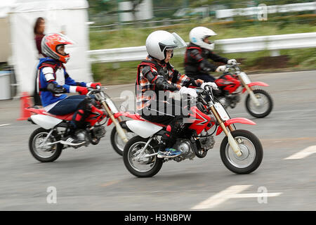 Tokyo, Japon. 10 octobre, 2016. Les enfants voyagent les motos Honda pendant le Tokyo Motor Fes 2016 à Odaiba le 10 octobre 2016, Tokyo, Japon. Le festival annuel est l'occasion pour les visiteurs de tous âges à interagir avec les véhicules à moteur depuis le japonais et étrangers d'automobiles. Les organisateurs de cette année mise en place d'un 360 degrés de réalité virtuelle (VR) Dome où les visiteurs peuvent découvrir les sensations de l'équitation à travers la réalité virtuelle. L'exposition est présentée du 8 au 10 octobre. Credit : Rodrigo Reyes Marin/AFLO/Alamy Live News Banque D'Images