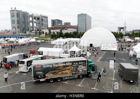 Tokyo, Japon. 10 octobre, 2016. Les visiteurs se réunissent pendant le Tokyo Motor Fes 2016 à Odaiba le 10 octobre 2016, Tokyo, Japon. Le festival annuel est l'occasion pour les visiteurs de tous âges à interagir avec les véhicules à moteur depuis le japonais et étrangers d'automobiles. Les organisateurs de cette année mise en place d'un 360 degrés de réalité virtuelle (VR) Dome où les visiteurs peuvent découvrir les sensations de l'équitation à travers la réalité virtuelle. L'exposition est présentée du 8 au 10 octobre. Credit : Rodrigo Reyes Marin/AFLO/Alamy Live News Banque D'Images