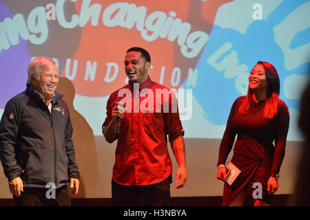 Foxboro, Massachusetts, USA. Le 15 décembre, 2014. ROBERT KRAFT, propriétaire de la Patriots NE fait une apparition avec Patrick et CECELIA CHUNG à l'Open Mike Vacances fête événement de collecte de fonds pour changer des vies et le Chung Dimock Centerin Boston, à Showcase Live à Foxboro. © Kenneth Martin/ZUMA/Alamy Fil Live News Banque D'Images