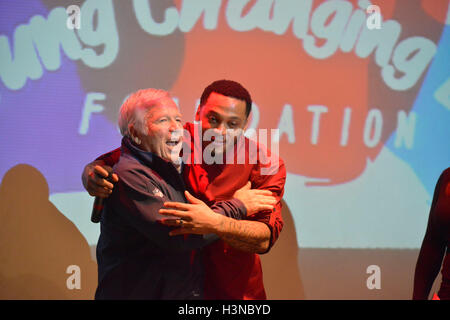 Boston, Massachusetts, USA. Le 15 décembre, 2014. Robert Kraft, propriétaire de la Patriots NE fait une apparition avec Patrick et Cecelia Chung à l'Open Mike Vacances fête événement de collecte de fonds pour changer des vies et le Chung Dimock Centerin Boston, à Showcase Live à Foxboro. © Kenneth Martin/ZUMA/Alamy Fil Live News Banque D'Images