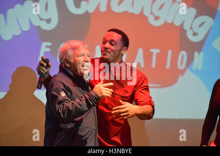 Foxboro, Massachusetts, USA. Le 15 décembre, 2014. Robert Kraft, propriétaire de la Patriots NE fait une apparition avec Patrick et Cecelia Chung à l'Open Mike Vacances fête événement de collecte de fonds pour changer des vies et le Chung Dimock Centre, à Showcase Live à Foxboro. © Kenneth Martin/ZUMA/Alamy Fil Live News Banque D'Images