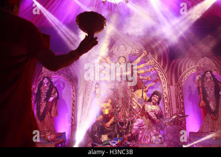 Dhaka, Bangladesh. 10 Oct, 2016. Les dévots du Bangladesh offrant ''Sandhya Aarti '' en face de Durga Devi au cours de Maha Navami à Dhaka, Bangladesh, le 10 octobre 2016. Durga Puja ou Sharadotsav est chaque année un festival hindou en Asie du Sud qui célèbre le culte de la déesse hindoue Durga. La journée annuelle de cinq fête hindoue vénère la déesse Durga, qui symbolise la puissance et le triomphe du bien sur le mal dans la mythologie Hindoue. © Suvra Kanti Das/ZUMA/Alamy Fil Live News Banque D'Images