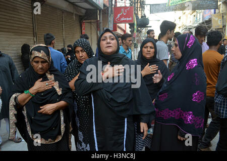 Lahore. 10 Oct, 2016. Les femmes musulmanes chiites pakistanais battre la poitrine au cours d'une procession de Muharram dans l'est de Lahore, Pakistan, le 10 octobre 2016. Le mois de Muharram islamique marque le martyre du petit-fils du Prophète Mohammad Hussein Imam qui a été tué dans une bataille à Karbala dans l'actuel Iraq au 7ème siècle. Credit : Jamil Ahmed/Xinhua/Alamy Live News Banque D'Images