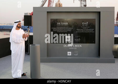 (161010) -- Dubai, 10 octobre 2016 (Xinhua) -- Les Emirats arabes unis (EAU) Vice-président, Premier Ministre et Gouverneur de Dubaï, Cheikh Mohammed Bin Rashid Al-Maktoum, casse la terre pour la construction du projet d'un milliard de dollars américains, 'la tour de Dubai Creek Harbour', à Dubaï, Émirats arabes unis, le 10 octobre 2016. La tour, lorsqu'il sera achevé en 2020, deviendra le plus haut bâtiment du monde, devançant les 828 mètres de haut Burj Khalifa, aussi situé à Dubaï. La tour a été conçue par Spanish-Swiss architecte Santiago Calatrava, et il sera développé par Emaar Properties de Dubaï, le grand Banque D'Images