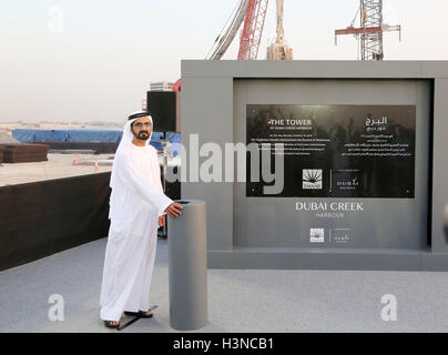 (161010) -- Dubai, 10 octobre 2016 (Xinhua) -- Les Emirats arabes unis (EAU) Vice-président, Premier Ministre et Gouverneur de Dubaï, Cheikh Mohammed Bin Rashid Al-Maktoum, casse la terre pour la construction du projet d'un milliard de dollars américains, 'la tour de Dubai Creek Harbour', à Dubaï, Émirats arabes unis, le 10 octobre 2016. La tour, lorsqu'il sera achevé en 2020, deviendra le plus haut bâtiment du monde, devançant les 828 mètres de haut Burj Khalifa, aussi situé à Dubaï. La tour a été conçue par Spanish-Swiss architecte Santiago Calatrava, et il sera développé par Emaar Properties de Dubaï, le grand Banque D'Images