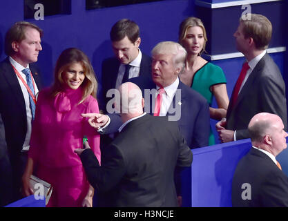 St Louis, Missouri, USA. 9 octobre, 2016. Businessman Donald J. Trump, le candidat du Parti républicain à la présidence des États-Unis, s'écarte du débat hall avec sa femme Melania et fille Ivanka après son apparition dans le deuxième des trois élections générales présidentielles débats avec l'ex-secrétaire d'État américaine Hillary Clinton, le candidat démocrate à la présidence des Etats-Unis, à l'Université Washington à Saint Louis, Missouri le dimanche, Octobre 8, 2016.Crédit : Ron Sachs/CNP. © Ron Sachs/CNP/ZUMA/Alamy Fil Live News Banque D'Images