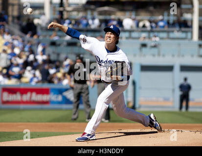 Los Angeles, Californie, USA. 10 Oct, 2016. Los Angeles Dodgers KENTA MAEDA (18) emplacements en première manche contre les Nationals de Washington dans le jeu de la Ligue nationale de trois séries de la Division au Dodger Stadium. © Armando Arorizo/Prensa Internacional/ZUMA/Alamy Fil Live News Banque D'Images