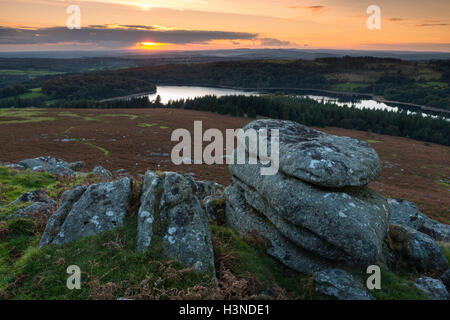 Le Dartmoor, Devon, UK. 10 Oct, 2016. Météo britannique. Coucher de soleil sur réservoir Burrator vu de moutons Tor à Dartmoor, dans le Devon. Crédit photo : Graham Hunt/Alamy Live News Banque D'Images