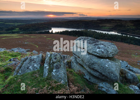 Le Dartmoor, Devon, UK. 10 Oct, 2016. Météo britannique. Coucher de soleil sur réservoir Burrator vu de moutons Tor à Dartmoor, dans le Devon. Crédit photo : Graham Hunt/Alamy Live News Banque D'Images