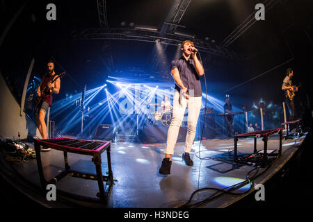 Milan, Italie. 10 Oct, 2016. Le groupe de rock britannique DON BROCO effectue live au Magazzini Generali Crédit : Rodolfo Sassano/Alamy Live News Banque D'Images