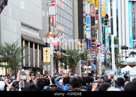 Atsushi Yamamoto, 10 octobre 2016 : La démonstration par les Japonais les athlètes de haut niveau ont été organisées pour promouvoir Tokyo 2020 Jeux Olympiques et Paralympiques de 2010 à Shibuya à Tokyo, Japon. © AFLO SPORT/Alamy Live News Banque D'Images