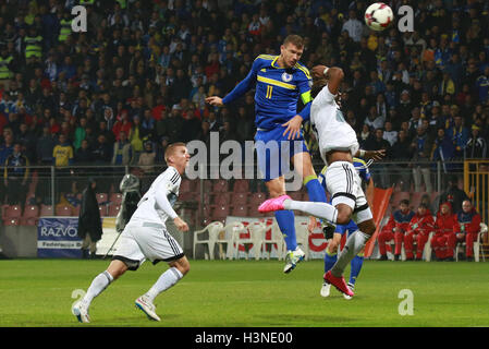 Zenica, Bosnie-et-Herzégovine. 10 Oct, 2016. Edin Dzeko (C) de la Bosnie-Herzégovine pour vies la balle pendant la Coupe du Monde de football 2018 match de qualification à l'encontre de Chypre à Zenica, Bosnie et Herzégovine, 10 octobre 2016. La Bosnie-et-Herzégovine a gagné 2-0. © Haris Memija/Xinhua/Alamy Live News Banque D'Images
