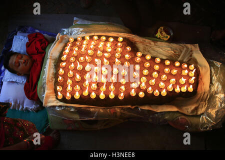 Bhaktapur, Népal. Oct 11, 2016. Un dévot est couverte de courts de lampes à huile sur son corps tout en offrant des prières au cours de Durga Puja, qui tombe le dixième jour des quinze jours, l'hindouisme est plus grande fête religieuse de Dashain dans Bhaktapur, Népal, le Mardi, Octobre 11, 2016. Dashain est la plus longue et le plus propice du festival dans le calendrier népalais, célébrée dans toute la nation et globe par peuple népalais. © Skanda Gautam/ZUMA/Alamy Fil Live News Banque D'Images