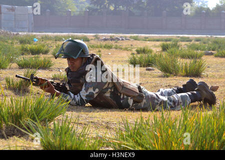 Le district de Pulwama du Cachemire. 11 octobre, 2016. Un soldat indien prend une position défensive près du site d'un gunbattle entre militants et forces de sécurité indiennes au Cachemire dans le sud Pampore le Oct 11, 2016 Credit : Saqib Majeed/Alamy Live News Banque D'Images