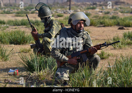 Le district de Pulwama du Cachemire. 11 octobre, 2016. Les soldats de l'armée indienne prendre position près du site d'un gunbattle entre militants et forces de sécurité indiennes au Cachemire dans le sud Pampore le Oct 11, 2016 Credit : Saqib Majeed/Alamy Live News Banque D'Images