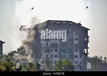 Le district de Pulwama du Cachemire. 11 octobre, 2016. Le développement de l'Entrepreneurship (EDI) bâtiment où un incendie a éclaté au cours d'une rencontre entre des militants et les soldats en zone Pampore du Jammu-et-Cachemire, district de Pulwama le Oct 11, 2016. Credit : Saqib Majeed/Alamy Live News Banque D'Images