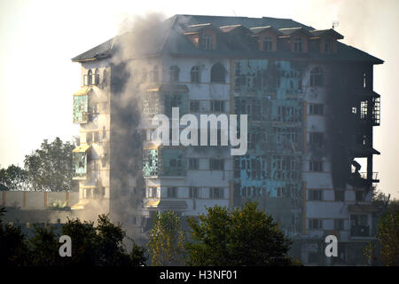 Le district de Pulwama du Cachemire. 11 octobre, 2016. Le développement de l'Entrepreneurship (EDI) bâtiment où un incendie a éclaté au cours d'une rencontre entre des militants et les soldats en zone Pampore du Jammu-et-Cachemire, district de Pulwama le Oct 11, 2016. Credit : Saqib Majeed/Alamy Live News Banque D'Images