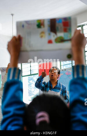 (161011) -- BEIJING, 11 octobre 2016 (Xinhua) -- Photo prise le 26 septembre 2016 illustre Sang Lei sensibilisation à la question de classe à l'école primaire, en Pengdang Lisu Nujiang préfecture autonome du sud-ouest de la province chinoise du Yunnan. Sang Lei, un diplômé d'université s'est spécialisé dans l'enseignement de l'informatique, a été comme un enseignant volontaire de Pengdang l'école primaire depuis 2007. En près de dix ans d'enseignement, il a fait de son mieux pour offrir un meilleur environnement d'apprentissage pour ses élèves. Depuis 2006, plus de 500 000 jeunes en Chine comme Sang Lei sont allés vers le centre et l'ouest de la Chine d'offrir un soutien pédagogique aux Banque D'Images