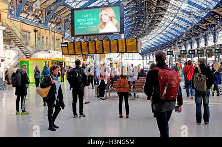 Brighton, UK. 11 octobre, 2016. Les passagers de la gare de Brighton en tant que membres de l'Union européenne EGI commencer une grève de trois jours dans le sud de l'union ferroviaire malgré l'informant que ses membres devraient signer l'entreprise ferroviaire de nouveaux contrats de crédit : Simon Dack/Alamy Live News Banque D'Images