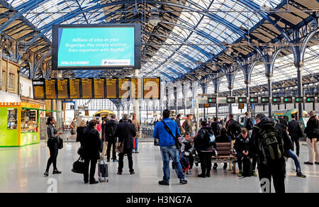 Brighton, UK. 11 octobre, 2016. Les passagers de la gare de Brighton en tant que membres de l'Union européenne EGI commencer une grève de trois jours dans le sud de l'union ferroviaire malgré l'informant que ses membres devraient signer l'entreprise ferroviaire de nouveaux contrats de crédit : Simon Dack/Alamy Live News Banque D'Images