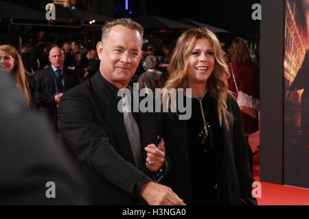 10.10.2016 - Tom Hanks, Rita Wilson bei der Premiere von 'Inferno' im Sony Center de Berlin/10 octobre 2016 - Tom Hanks, Rita Wilson assister à la première de 'Inferno' au Sony Center de Berlin, Allemagne. | Verwendung weltweit Banque D'Images