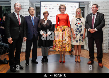 Tokyo, Japon. 11 octobre, 2016. La Reine Mathilde de Belgique, troisième en partant de la droite, pose pour les caméras avec des représentants de l'université et de la Bunka Gakuen Académie Royale des Beaux-arts de Anvers lors d'une exposition de mode d'étudiants travaille tenue à l'hôtel New Otani le 11 octobre 2016, Tokyo, Japon. La Reine Mathilde ont comparu à cesser de terroriser le monde exposition organisée en collaboration entre l'université et Bunka Gakuen Japonais La Cambre Mode(s) et l'Académie Royale des Beaux-arts d'Anvers. Credit : AFLO Co.,Ltd/Alamy Live News Banque D'Images