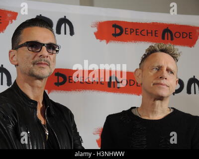 Milan, Italie . 11 octobre, 2016. Le chanteur Dave Gahan (L) et le guitariste Martin Gore de Depeche Mode au cours d'une conférence de presse le à Milan, Italie, 11 octobre 2016. Après près de trois ans, la Pop synthétique britannique bande veut sortir un nouvel album au printemps 2017. Photo : Lena Klimkeit/dpa dpa : Crédit photo alliance/Alamy Live News Banque D'Images